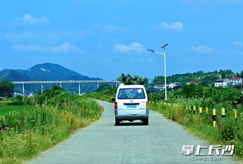 夫婦倆在路上。
