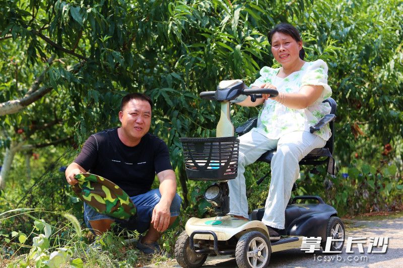 蔣千武將唐鈴抱上車(chē),，去桃園摘桃。均為長(zhǎng)沙晚報(bào)全媒體記者 賀文兵 攝
