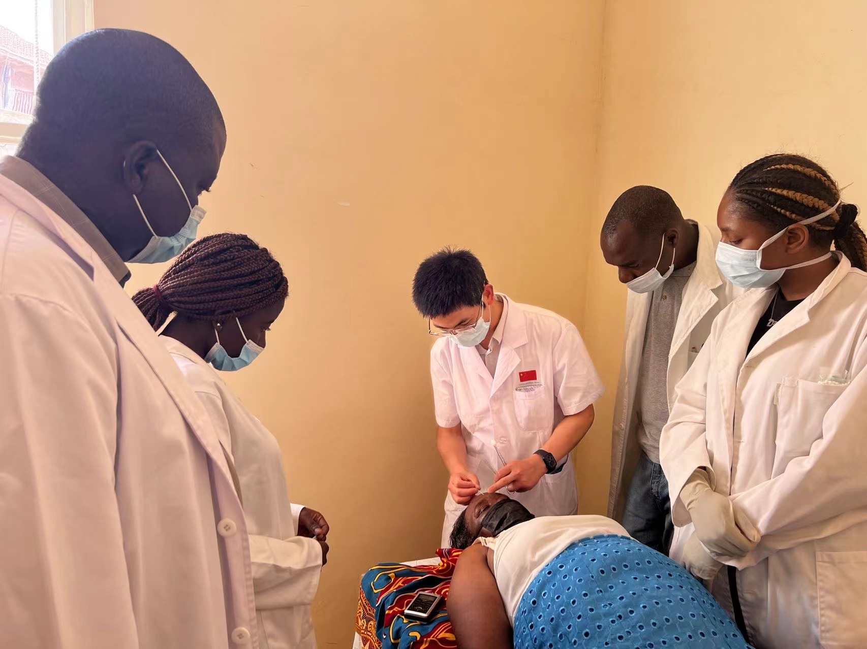 Dr. Zhu Wei performed acupuncture treatment for the African.