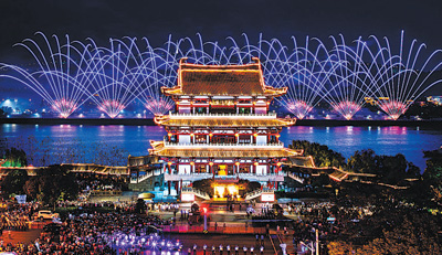 圖為湖南長沙杜甫江閣夜景,。楊 迅 伍暢林攝影報道