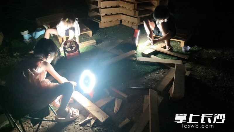 夜幕下,，孩子們在加班造車,。
