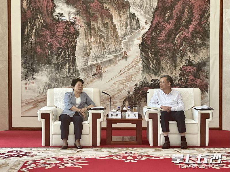 23日,，吳桂英在京與中國(guó)能建黨委副書記、總經(jīng)理倪真會(huì)談交流,。均為長(zhǎng)沙晚報(bào)全媒體記者 凌晴 攝