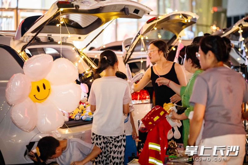 活動(dòng)現(xiàn)場(chǎng)吸引了不少居民參與,。