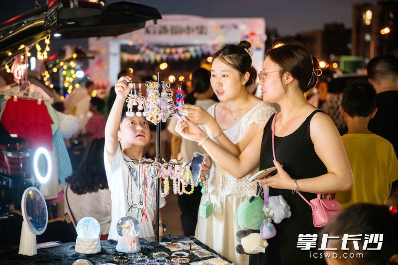 不少求職者在家門口逛后備箱集市的同時(shí)“逛到”心儀的工作。