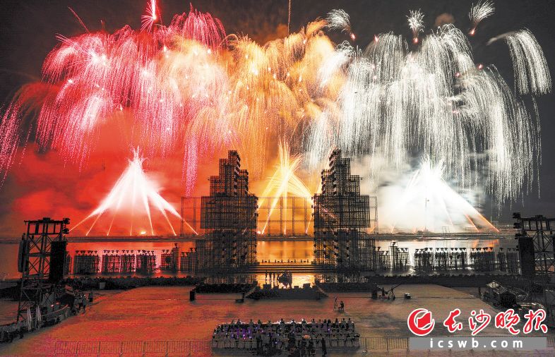 去年以來,，瀏陽(yáng)共開展70多場(chǎng)創(chuàng)意焰火燃放活動(dòng)，累計(jì)吸引游客逾450萬人次,?！　D片均為 瀏陽(yáng)市文旅廣體局 提供