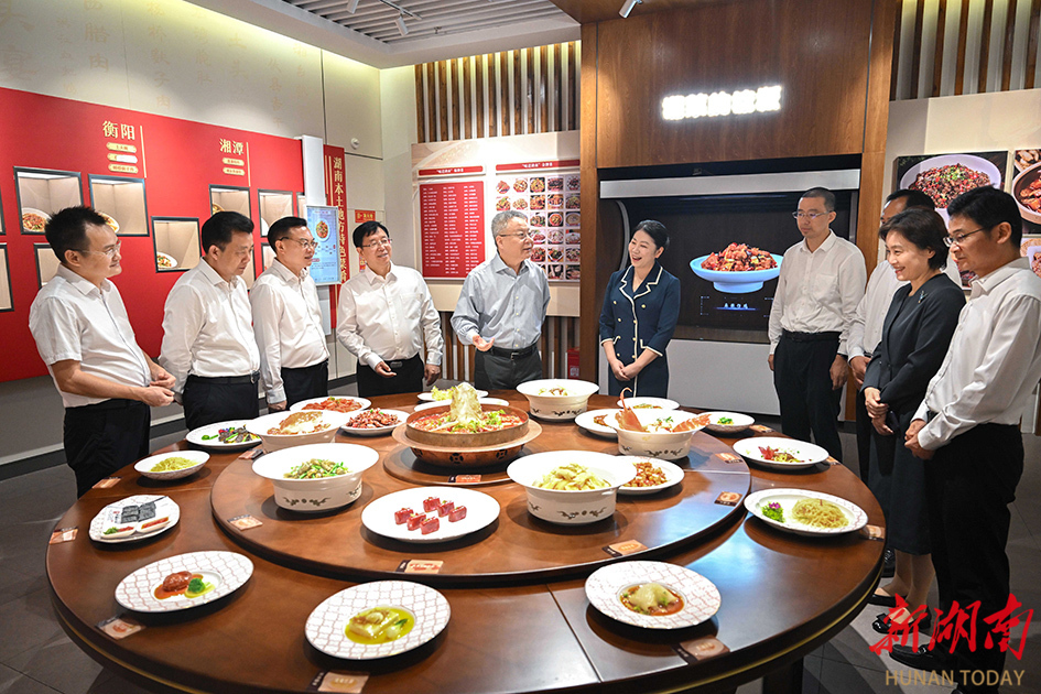 10月18日，沈曉明在長(zhǎng)沙商貿(mào)旅游職業(yè)技術(shù)學(xué)院湘菜學(xué)院調(diào)研,。