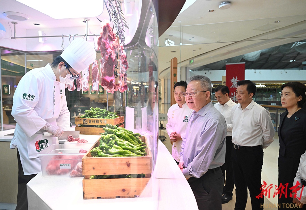 10月18日,，沈曉明走進(jìn)費(fèi)大廚辣椒炒肉店調(diào)研,。