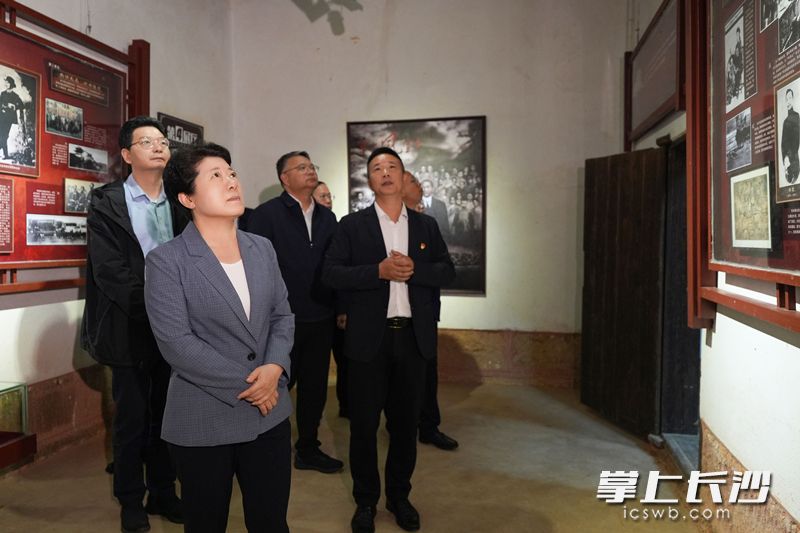 吳桂英在焦達峰故居調研。均為 長沙晚報全媒體記者 郭雨滴 攝