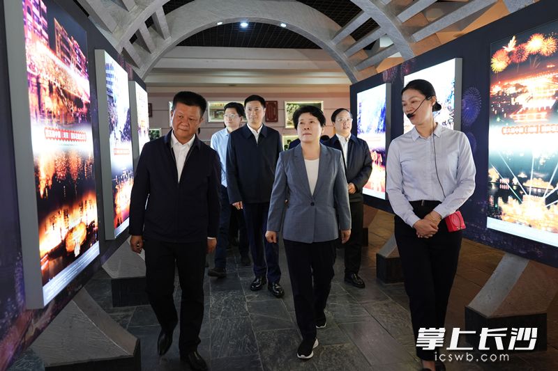 11月11日,，省委常委、市委書記吳桂英在瀏陽調研鄉(xiāng)村振興工作,，來到中國花炮文化博物館,。