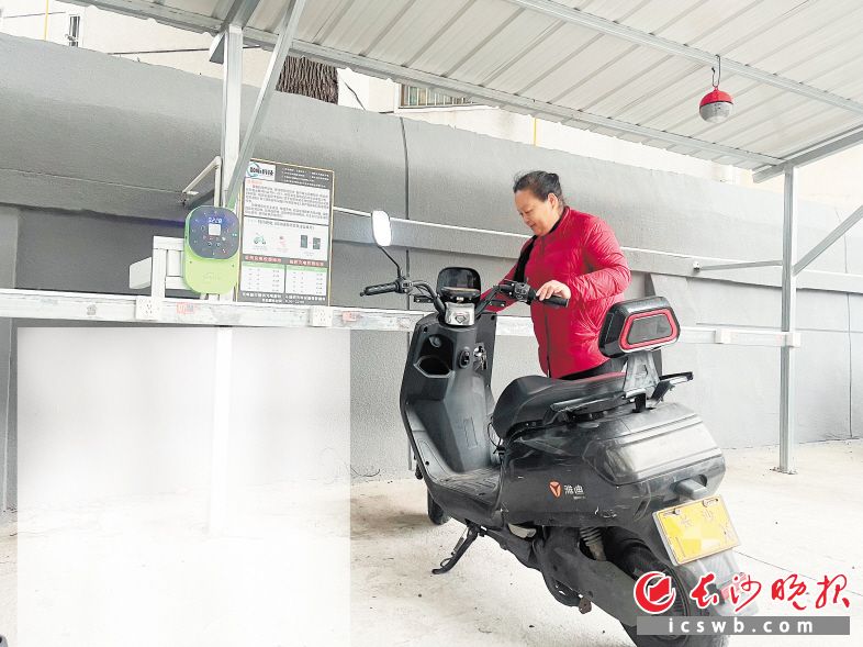 目前長沙市有3834個居民住宅小區(qū)建設(shè)有電動自行車停放充電設(shè)施，共建端口20.56萬個,。長沙晚報全媒體記者 舒元臻 攝
