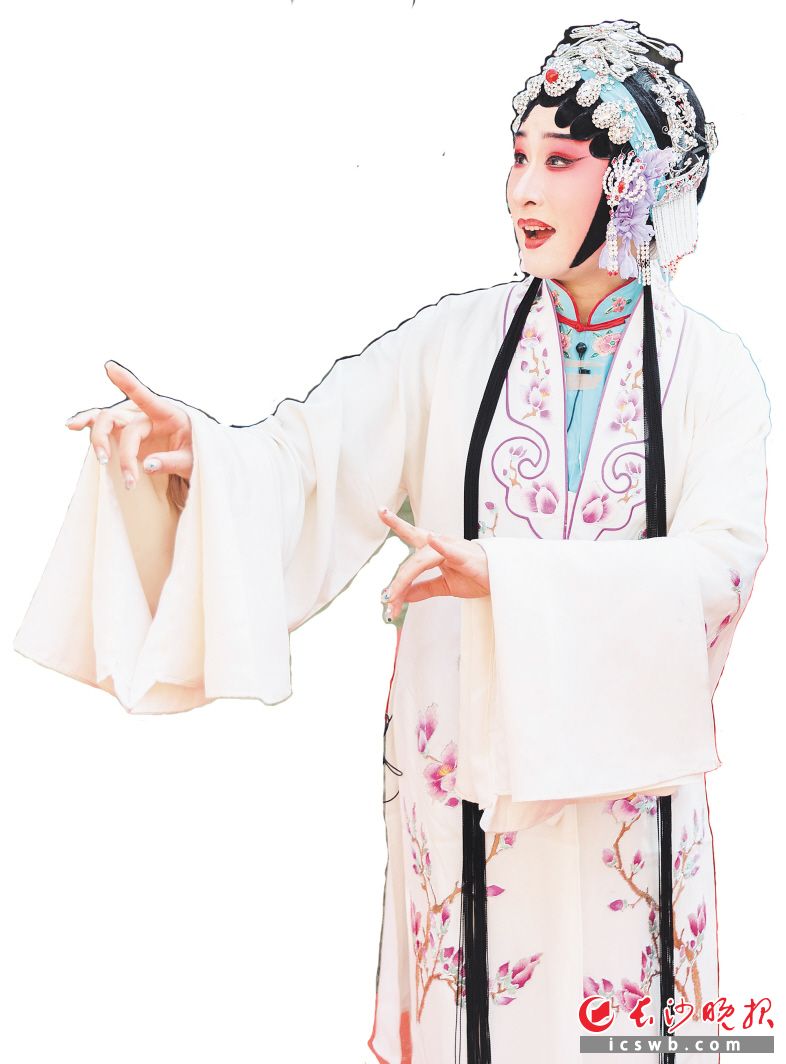 湘劇演員演唱《青城山下白素貞》,。長沙非遺館供圖
