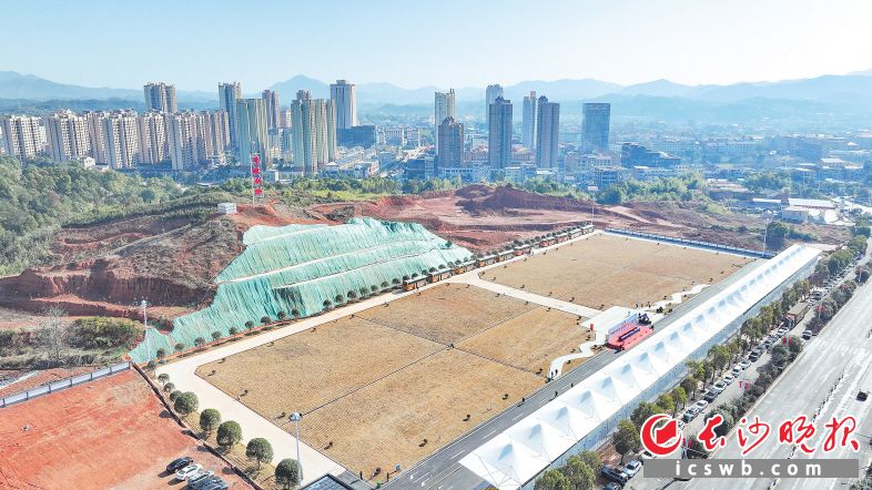 剛剛建成的李畋劇場(chǎng)將成為湘贛邊煙花秀場(chǎng)新地標(biāo),。2月9日,，大瑤鎮(zhèn)在此召開(kāi)“招商質(zhì)效提升年 園區(qū)發(fā)展提質(zhì)年”推進(jìn)大會(huì)。長(zhǎng)沙晚報(bào)通訊員 彭紅霞 攝