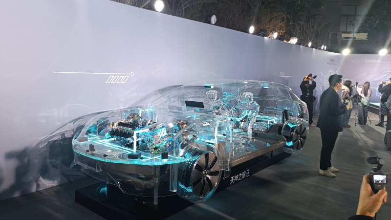 透明的模型車展示了高駕智駕的工作原理,，吸引了關(guān)注的目光,。長沙晚報全媒體記者 曹開陽 攝
