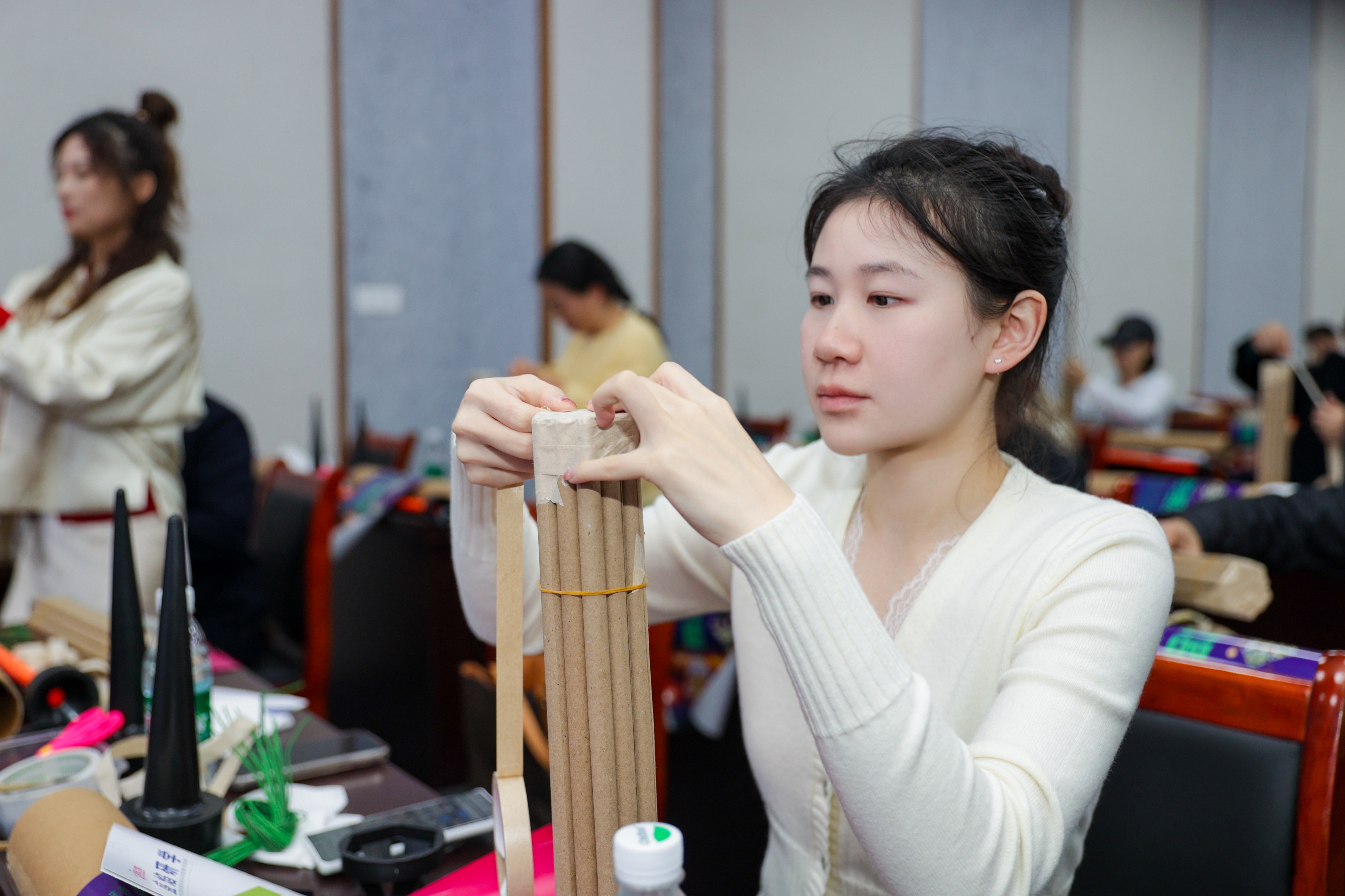 嘉賓體驗(yàn)加特林制作流程。