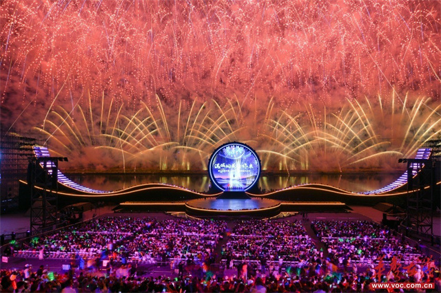 Domestic and international guests gather at the Liuyang Sky Theater to enjoy a dazzling fireworks display. (Photo/Deng Xialin)