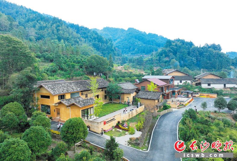 　　張坊鎮(zhèn)上洪村道官?zèng)_民宿。長(zhǎng)沙晚報(bào)全媒體記者 劉曉敏 攝