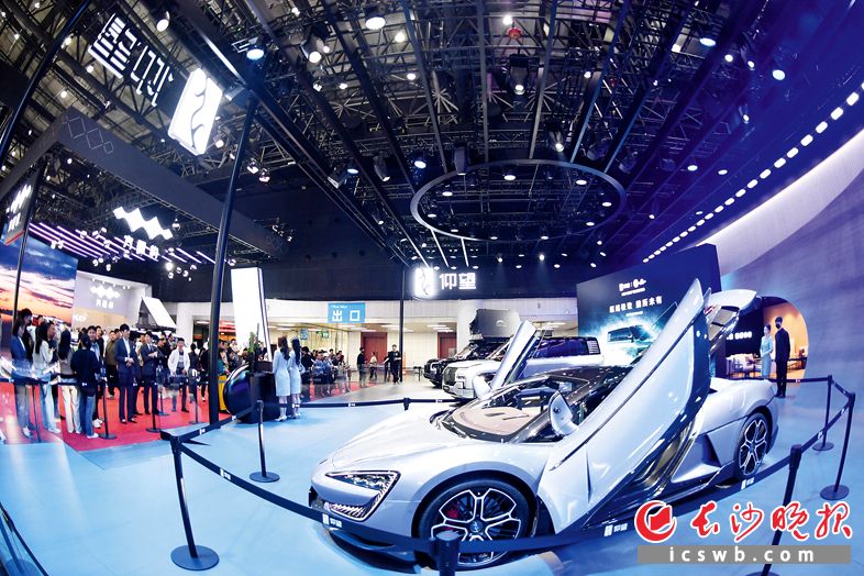 在2024年湖南乘用車上險(xiǎn)車型TOP10榜單中,，比亞迪等自主品牌表現(xiàn)亮眼,，共有4款車型躋身其中。在新能源領(lǐng)域,，自主品牌優(yōu)勢(shì)則更為突出,。圖為2024湖南車展引人矚目的比亞迪子品牌仰望展臺(tái)。長(zhǎng)沙晚報(bào)全媒體記者 王志偉 攝