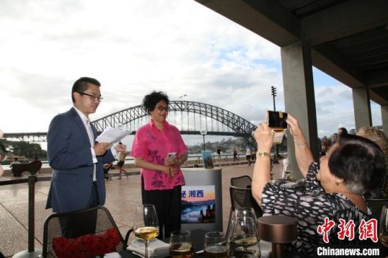Ms. Helen Zhang (2nd, L), chairwoman of the Australia NSW Chinese Women Association, attends and addresses the event. (Photo/Gu Shihong)??