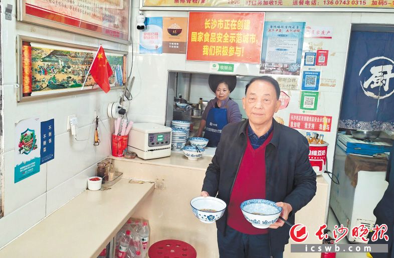 喻水生在粉面店無(wú)償幫忙近8年。均為長(zhǎng)沙晚報(bào)全媒體記者 舒元臻 通訊員 王伊黎 攝影報(bào)道
