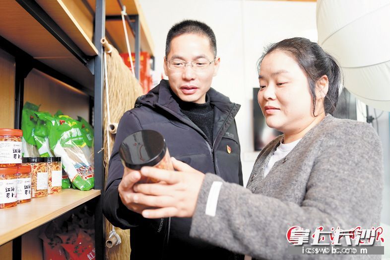 作為聚宏農(nóng)業(yè)創(chuàng)始人,，張建波（左）和陳慧夫婦一直堅(jiān)持品質(zhì)至上的原則。長沙晚報(bào)全媒體記者 張禹 通訊員 段華良 攝影報(bào)道