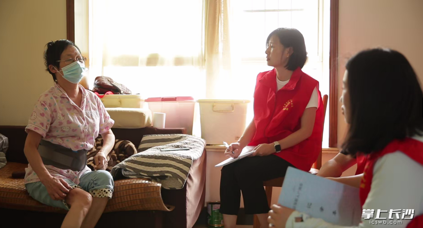 救助專干上門了解困難群眾家庭情況,。