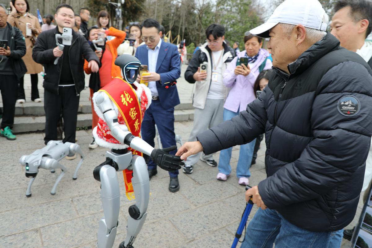 Robots and robotic dogs warmly greet tourists in Zhangjiajie, Hunan province. [Photo provided to chinadaily.com.cn]