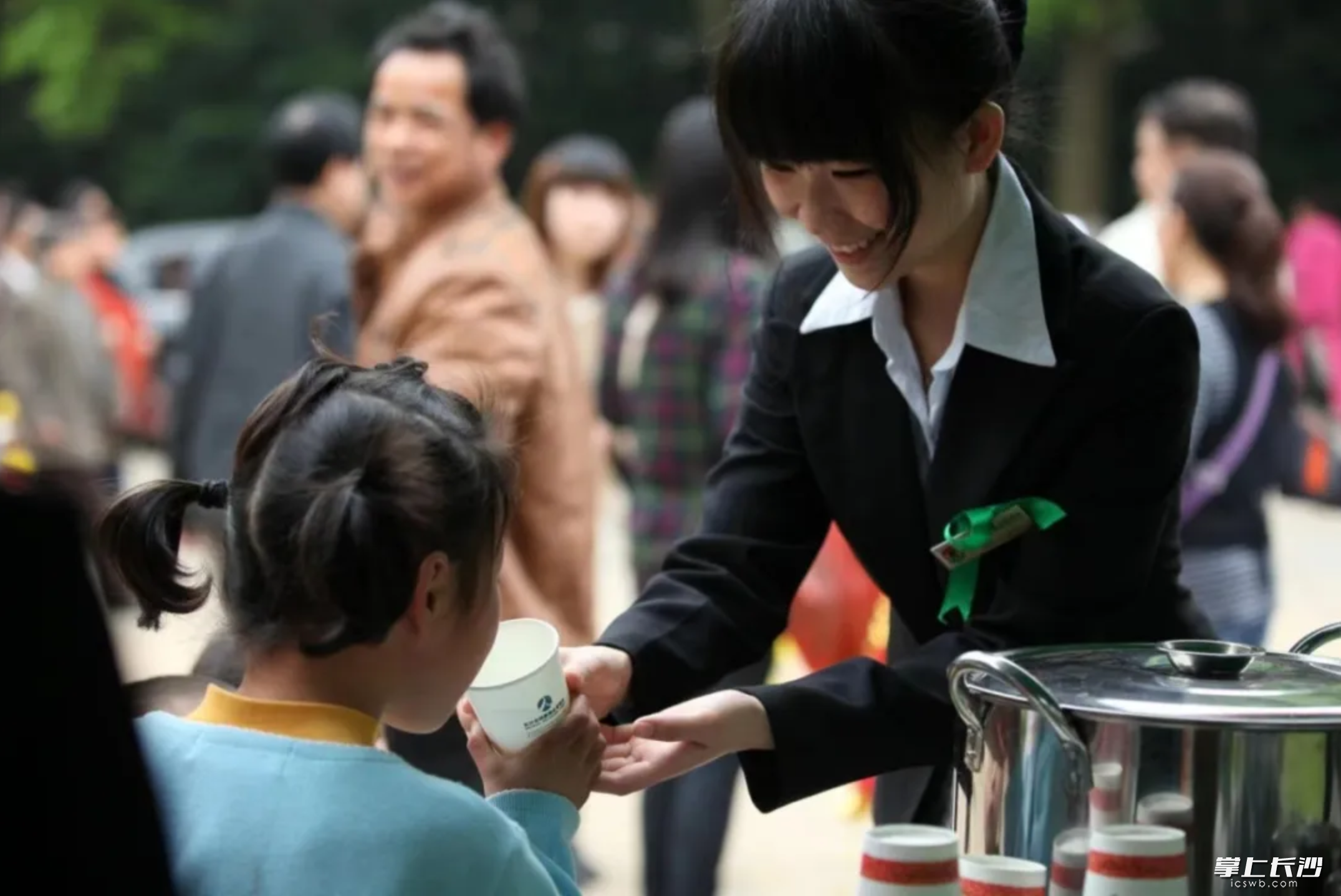 “綠絲帶”全程引導(dǎo)班為群眾服務(wù),。