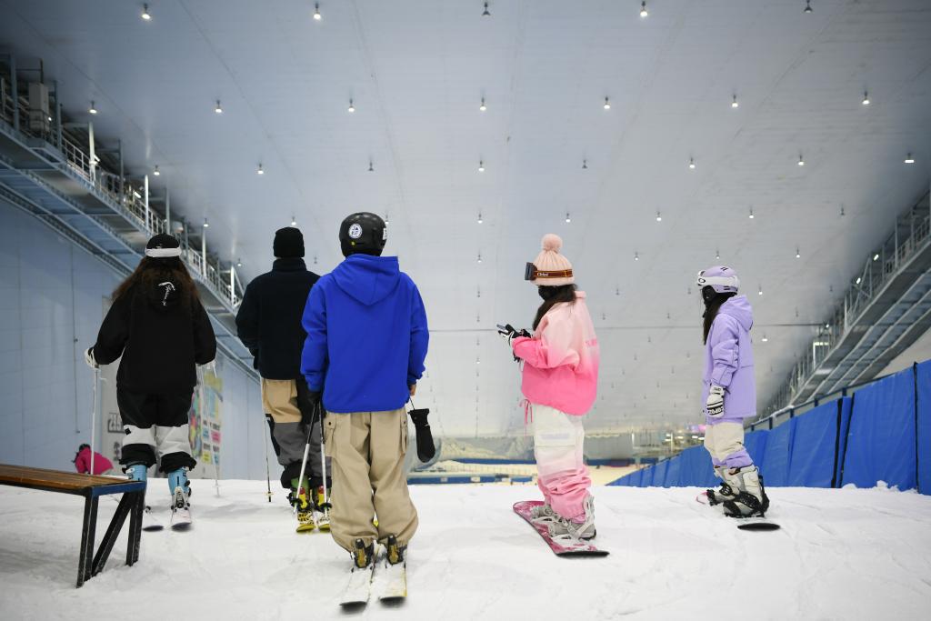 Skiers and snowboarders wait their turn at an indoor ski slope in Chengdu, Sichuan province, Jan. 12, 2025. [Photo/Xinhua]