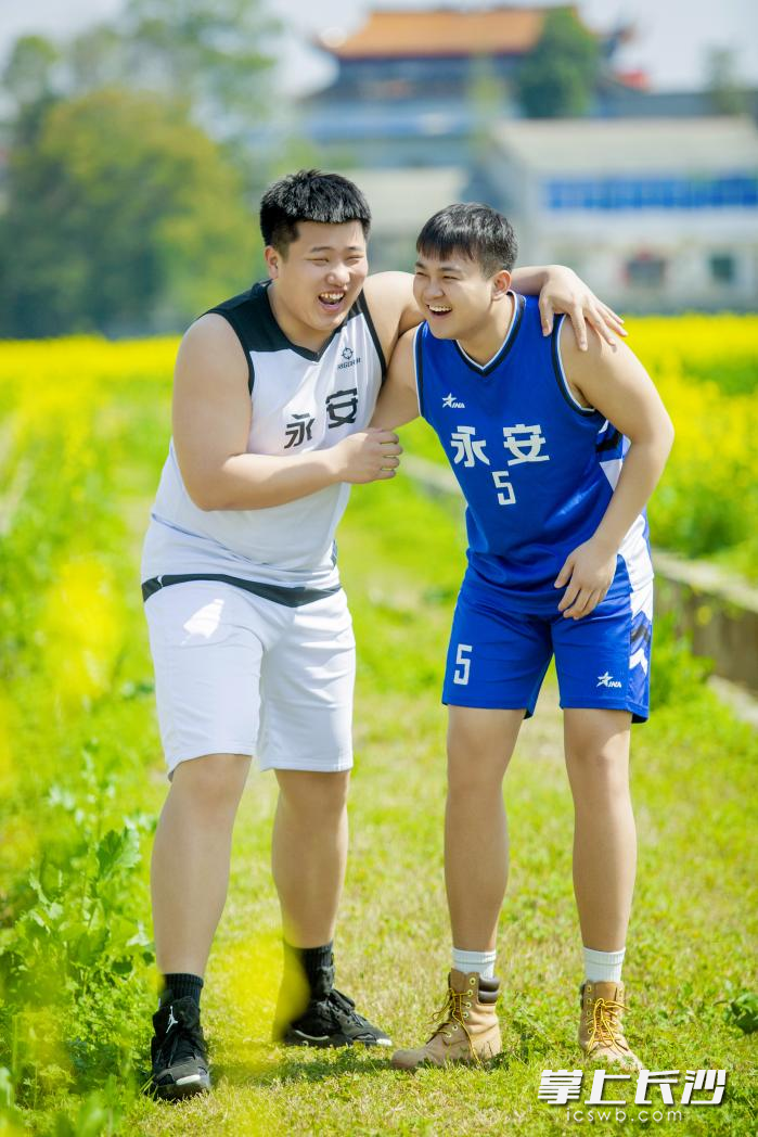 永安球員在花間小路上相互打趣,，講著說不完的趣事,。