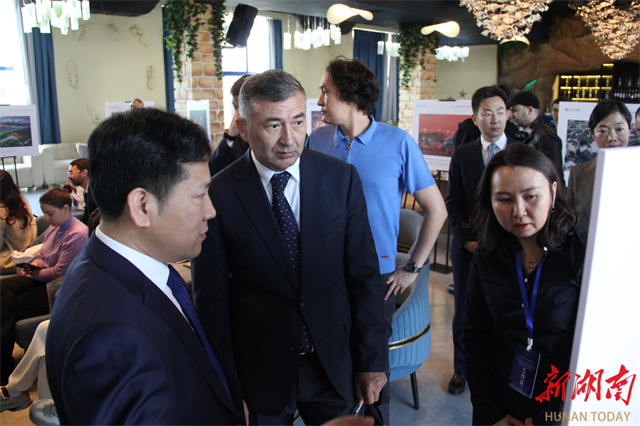 Participating guests view the Hunan Cultural Tourism Photo Exhibition. (Photo provided by the organizer)