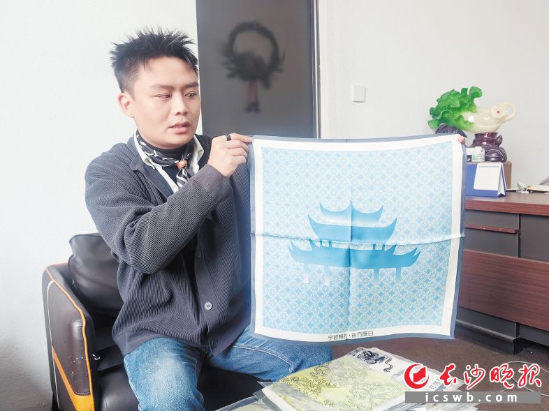 朱帆展示公司開發(fā)生產(chǎn)的“寧造物”文創(chuàng)產(chǎn)品——絲巾。 長(zhǎng)沙晚報(bào)記者 匡小娟 攝