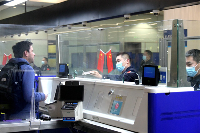 A foreign traveler goes through customs checks at Changsha Huanghua International Airport. (Photo/the corespondent)