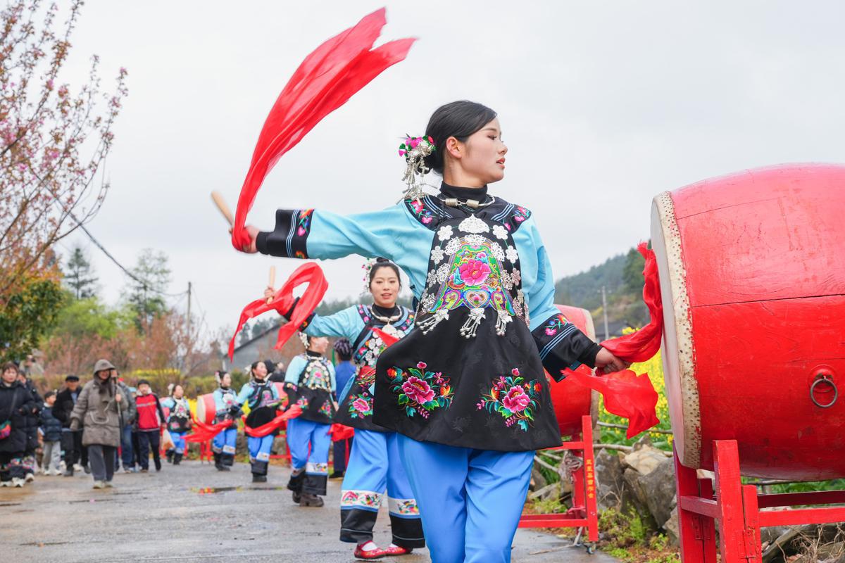 The local Miao ethnic group in Fenghuang county, Hunan province, celebrates its annual Malan Festival on the third day of the third month on the Chinese calendar, which fell on March 30. [Photo by Liang Yonghong / for chinadaily.com.cn]
