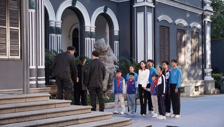2024年5月,，郭曉芳（右六）和湖南省大中小學(xué)學(xué)生代表在湖南第一師范學(xué)院城南書院校區(qū)聽(tīng)取大思政課,。 新華社發(fā)