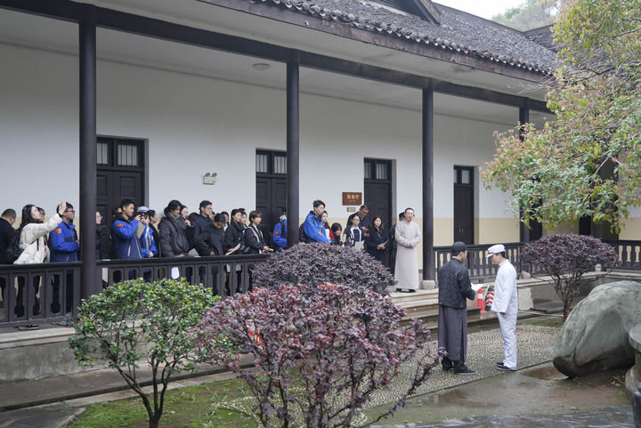 2025年3月15日，學(xué)生在湖南第一師范學(xué)院城南書院校區(qū)聽(tīng)取沉浸式大思政課,。新華社記者 戴斌 攝