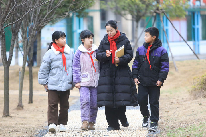 2025年2月27日,，湖南省常德市鼎城區(qū)蔡家崗中學(xué)教師麻小娟和學(xué)生交流,。新華社發(fā)（李龍 攝）
