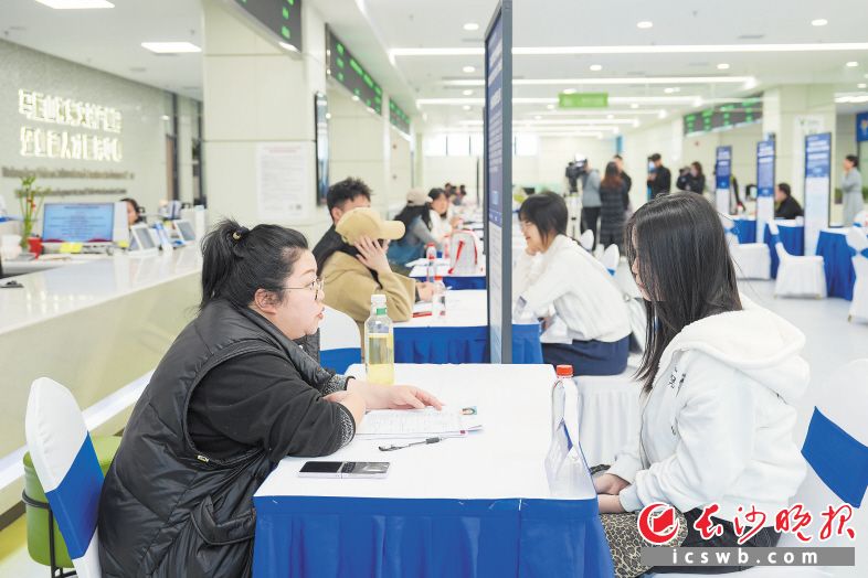 今年“春風行動”開展以來,，長沙組織線上線下招聘活動322場次,。長沙晚報全媒體記者 郭雨滴 攝