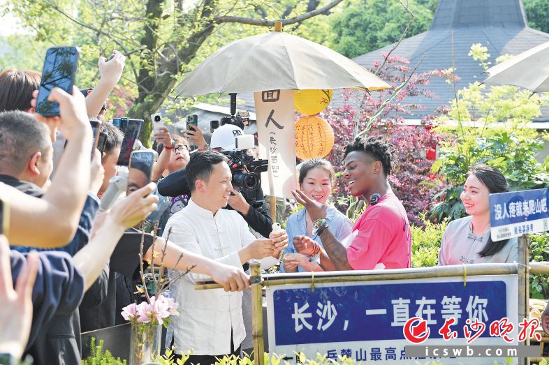 探秘岳麓山 甲亢哥的岳麓山奇幻之旅，文化交融的別樣風景,。圖片為 長沙晚報全媒體記者 黃啟晴 王志偉 馮啟陽 鄧迪 攝