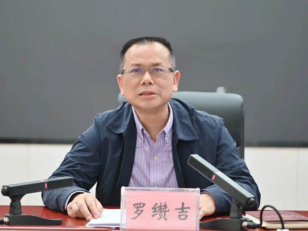 市人大常委會(huì)黨組書記、主任羅纘吉講話,。 市人大常委會(huì)黨組書記,、主任羅纘吉講話。