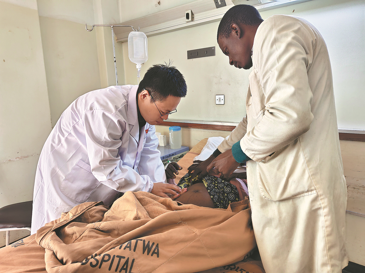 Zhang Yueming checks the condition of a patient at Parirenyatwa Hospital in Zimbabwe. [Photo provided to China Daily]