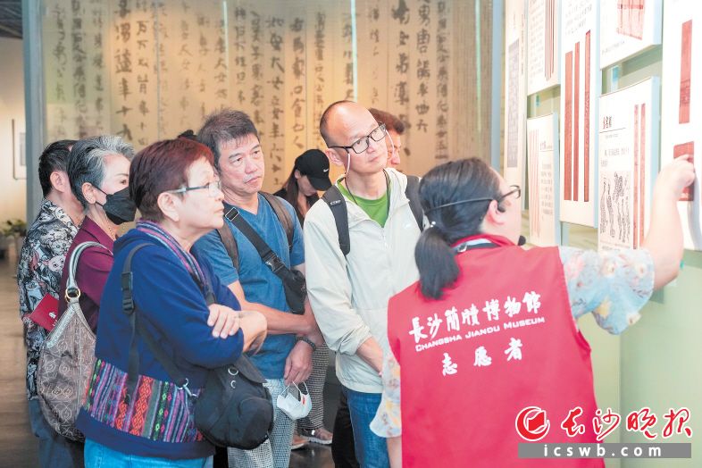 2024年,，長沙簡牘博物館接待觀眾近百萬人次,，創(chuàng)下歷史新高。這是志愿者在引導(dǎo)游客參觀,。長沙晚報全媒體記者劉曉敏 攝