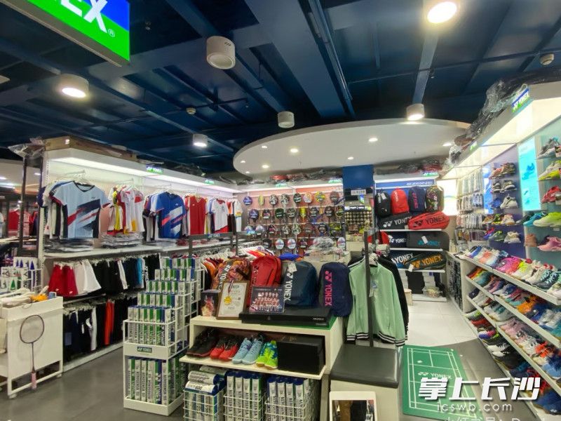 長沙某家體育器材專賣店內(nèi)，羽毛球相關(guān)商品擺在顯眼位置,。
