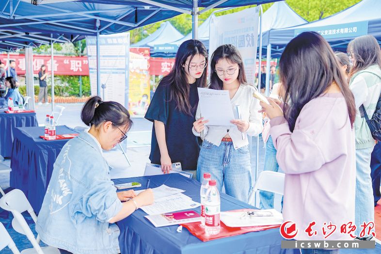 招聘當(dāng)日共收取簡(jiǎn)歷2450份，達(dá)成初步意向1505人次,。長(zhǎng)沙晚報(bào)實(shí)習(xí)生 劉雅雯 攝