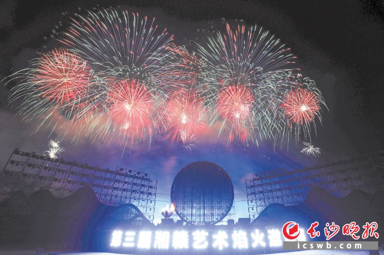 4月11日,、12日,，第三屆湘贛藝術(shù)焰火邀請賽在瀏陽天空劇院舉行。　　長沙晚報(bào)通訊員 劉珂 攝