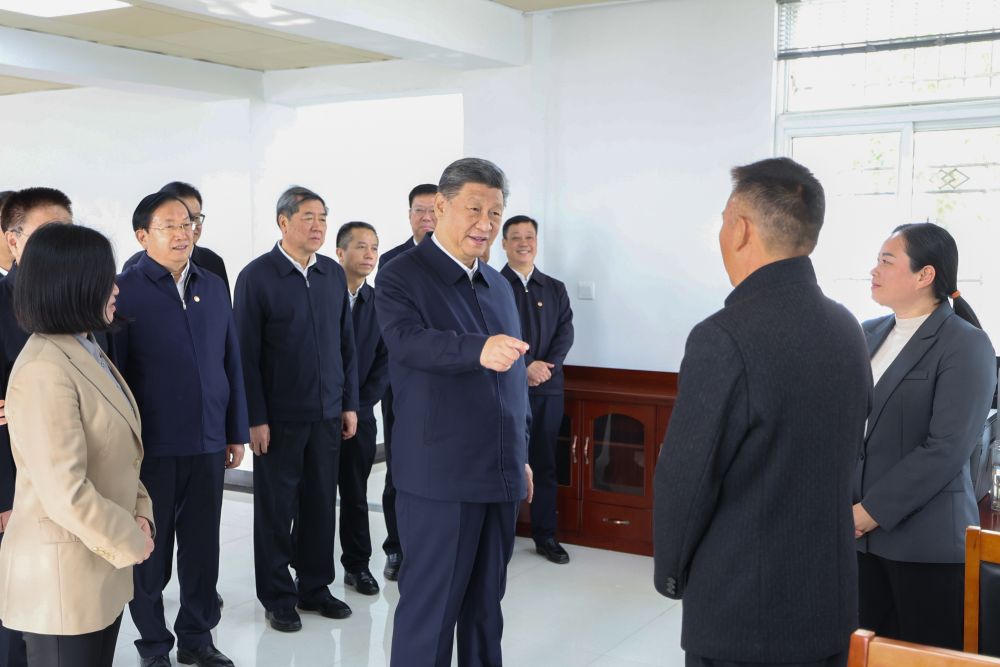 2024年11月5日,，習(xí)近平總書記在湖北省咸寧市嘉魚縣潘家灣鎮(zhèn)四邑村黨群服務(wù)中心考察,。新華社記者 鞠鵬 攝