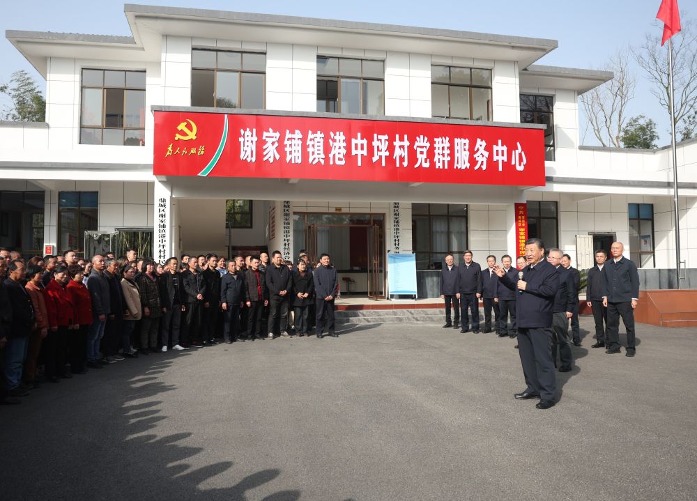 2024年3月19日,，習(xí)近平總書記在湖南省常德市鼎城區(qū)謝家鋪鎮(zhèn)港中坪村考察時,，同當(dāng)?shù)卮迕裼H切交流。新華社記者 鞠鵬 攝