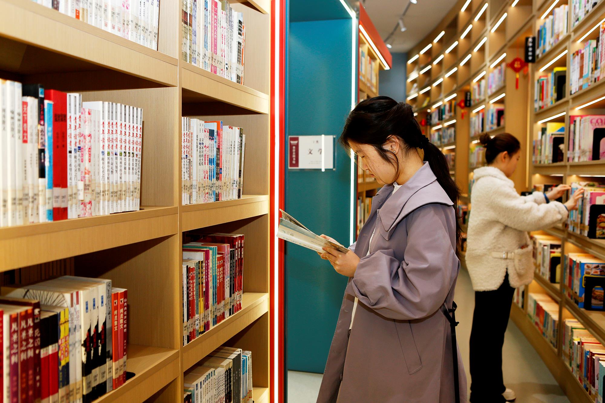 △2025年3月29日,，讀者在山西臨汾市襄汾縣圖書館閱讀。
