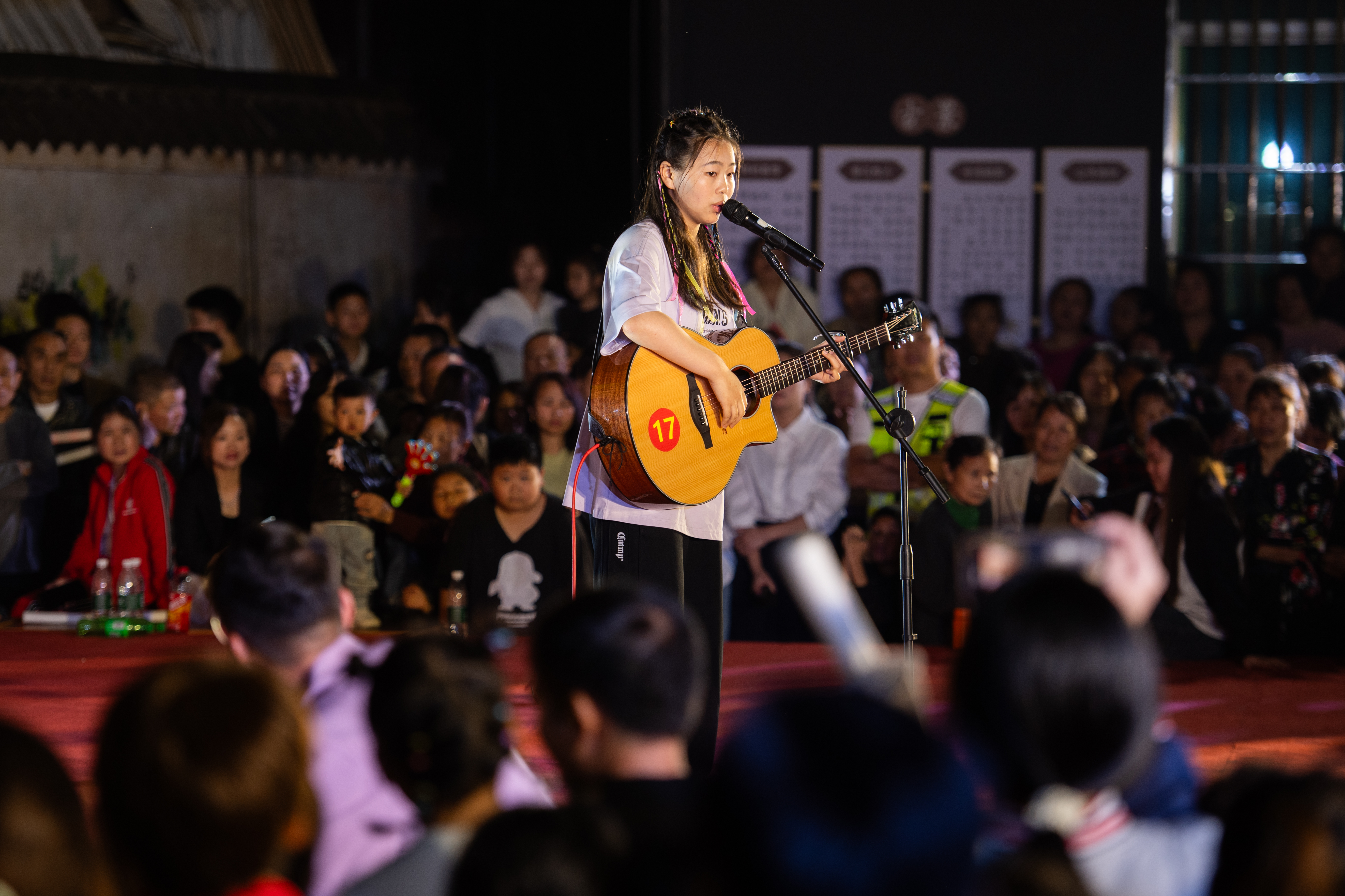 17 號選手胡雪情演唱了一首《海闊天空》。