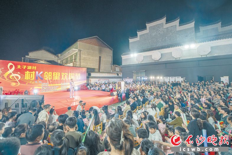 4月25日晚上，又一場“村K鄰里歡歌節(jié)”在瀏陽市金剛鎮(zhèn)太子湖村唱響,。長沙晚報全媒體記者 黃啟晴 攝