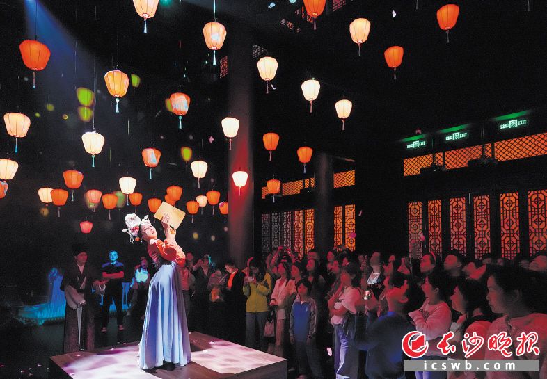 　　《江天暮雪》采用“景隨戲動(dòng)”的行浸觀演模式,打造特有的湖湘文化美學(xué)印記?！　￠L沙晚報(bào)全媒體記者 鄒麟 攝